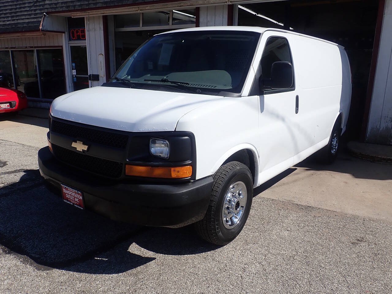 Used 2014 Chevrolet Express 2500 RWD image 2