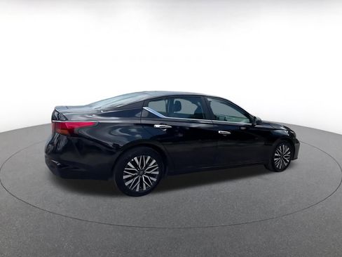 Used 2025 Nissan Altima 2.5 SV FWD image 14