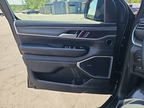 Used 2024 Jeep Wagoneer L Series II w/ Flexible Seating Group image 32