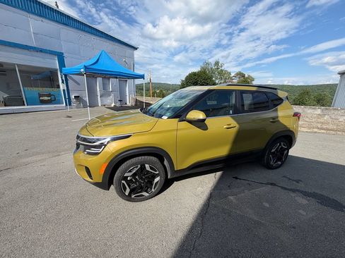 Used 2024 Kia Seltos SX w/ SX Sunroof Package AWD/4WD image 2