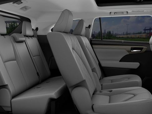 New 2026 Toyota Highlander Platinum image 2