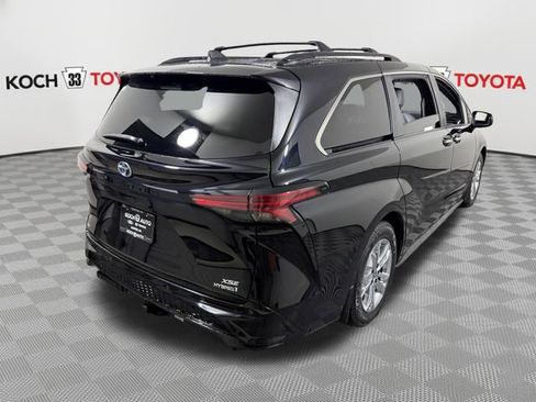 Used 2023 Toyota Sienna XSE w/ XSE Plus Package AWD/4WD image 8