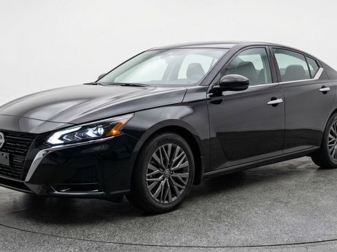 Used 2025 Nissan Altima 2.5 SV image 3