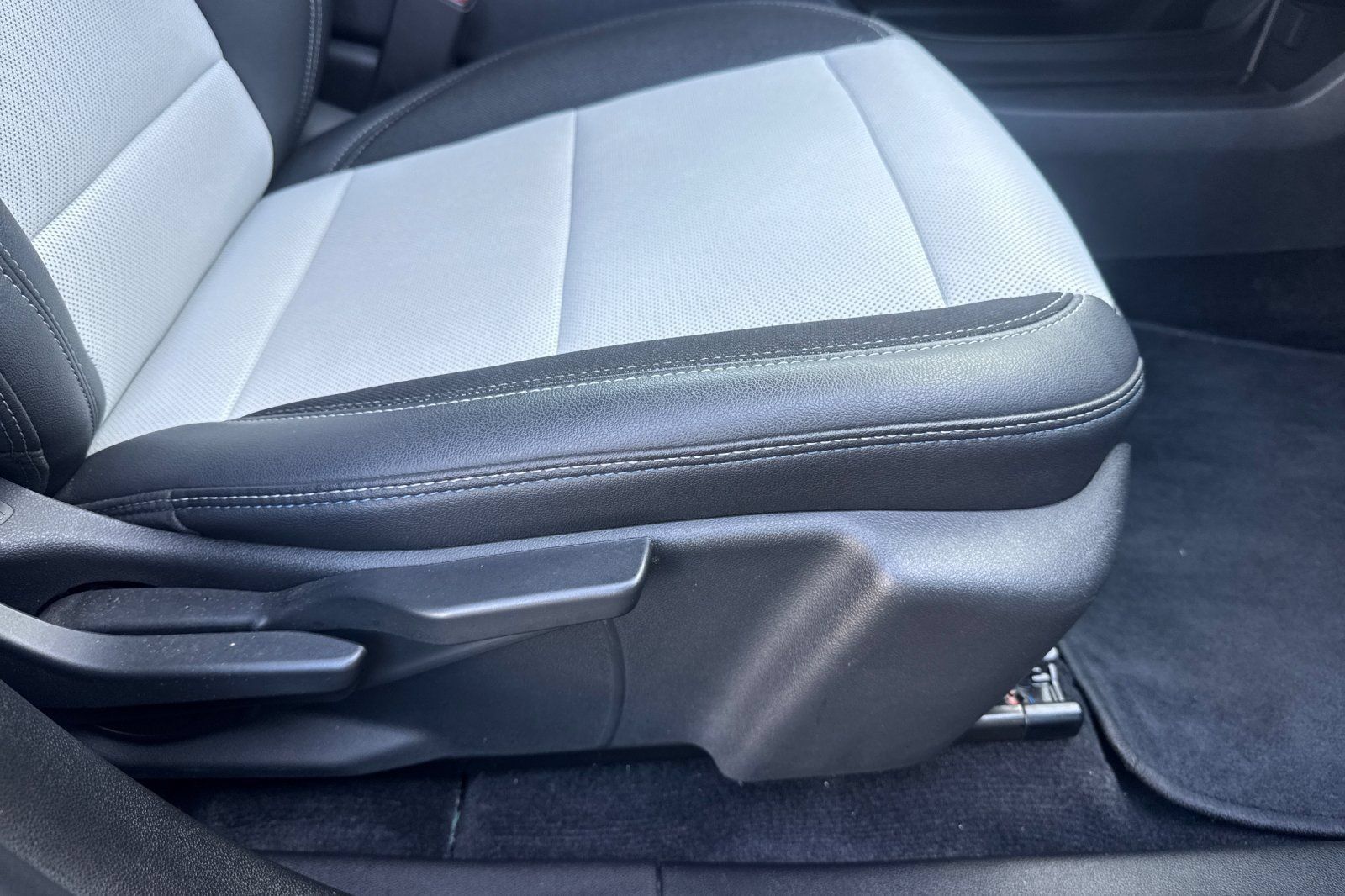 Used 2024 Chevrolet Equinox EV LT FWD image 24