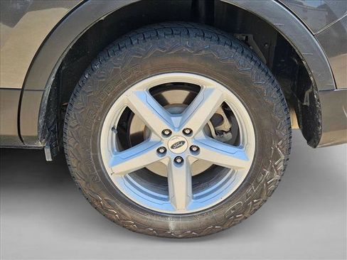 Used 2018 Ford Explorer XLT w/ Equipment Group 202A FWD image 24
