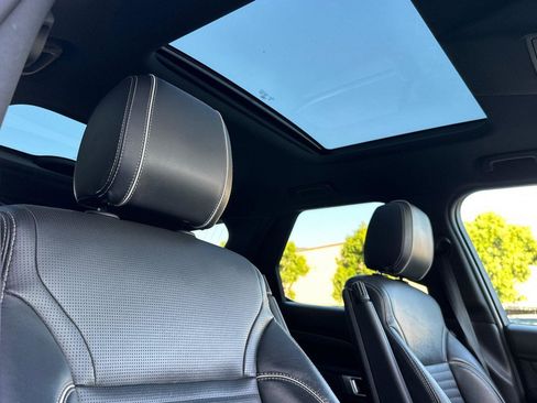 Used 2019 Land Rover Discovery HSE image 18