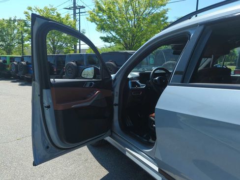 Used 2024 BMW X7 xDrive40i w/ M Sport Package AWD/4WD image 11