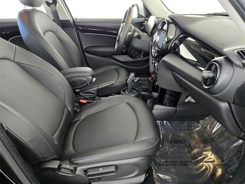 Used 2023 MINI Cooper 4-Door Hardtop image 3