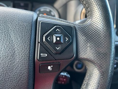 Used 2017 Toyota Tacoma TRD Sport AWD/4WD image 19