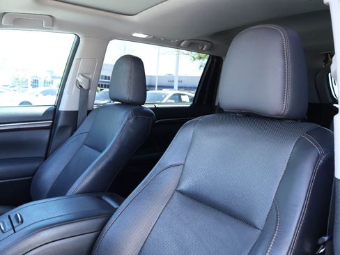Used 2014 Toyota Highlander Limited image 11