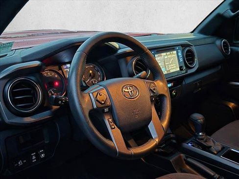 Used 2017 Toyota Tacoma TRD Sport w/ Premium & Technology Package RWD image 9