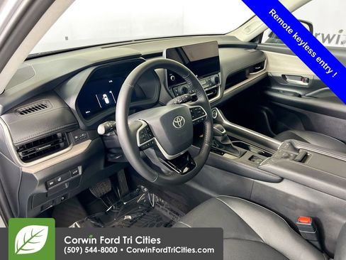Used 2024 Toyota Grand Highlander AWD image 3