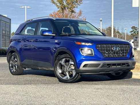 Used 2024 Hyundai Venue SEL image 2