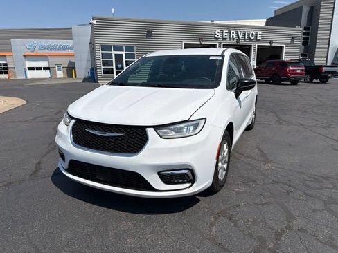 Used 2025 Chrysler Pacifica Select FWD image 17