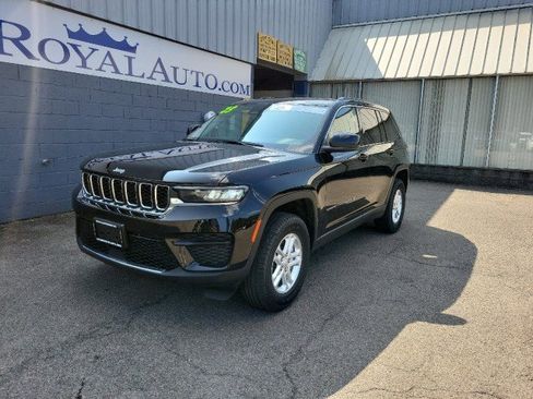 Used 2023 Jeep Grand Cherokee Laredo image 2