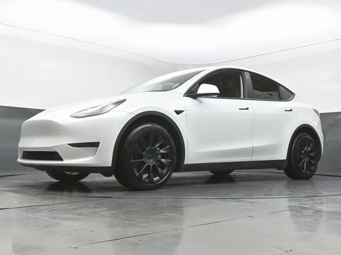 Used 2022 Tesla Model Y Long Range image 54