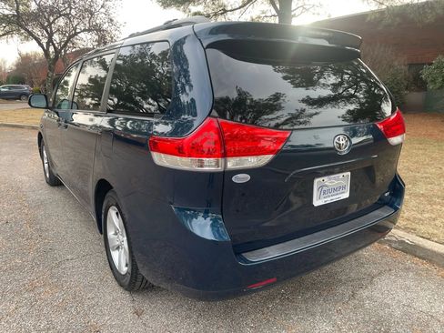 Used 2012 Toyota Sienna LE image 3