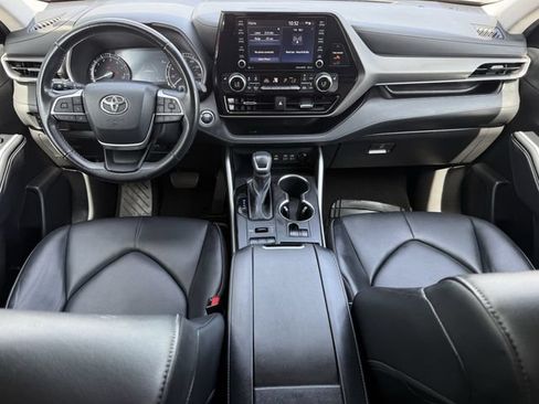 Used 2022 Toyota Highlander XLE AWD/4WD image 11