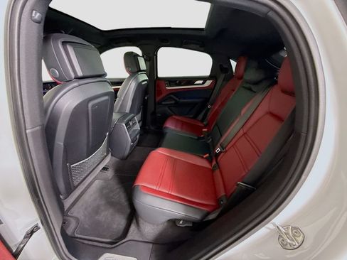 Used 2024 Porsche Cayenne Coupe AWD/4WD image 21