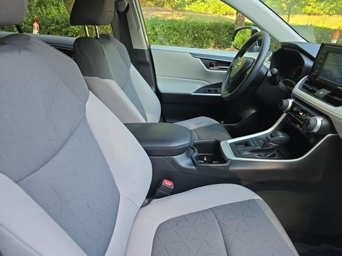 Used 2022 Toyota RAV4 XLE AWD/4WD image 10