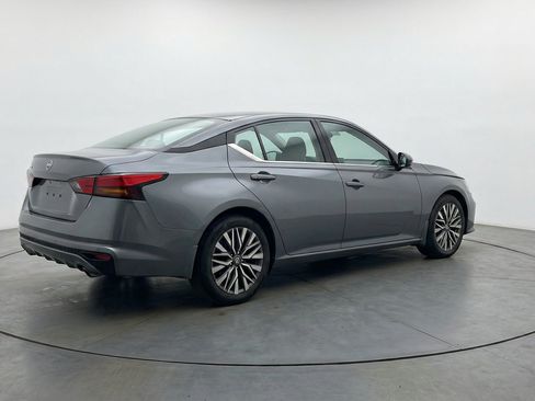Used 2025 Nissan Altima 2.5 SV FWD image 9
