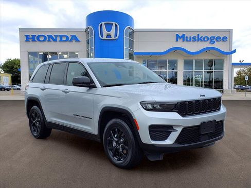 Used 2025 Jeep Grand Cherokee Altitude AWD/4WD image 1