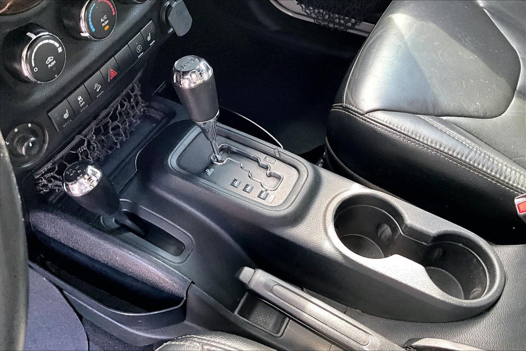 Used 2018 Jeep Wrangler Unlimited Sahara w/ Connectivity Group AWD/4WD image 19