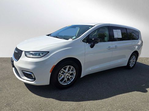 Used 2024 Chrysler Pacifica Touring-L FWD image 7
