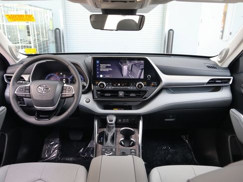 Used 2025 Toyota Highlander Limited image 16
