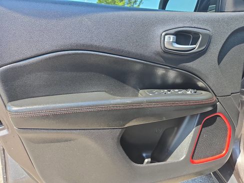 Used 2018 Jeep Compass Trailhawk w/ Leather Interior Group AWD/4WD image 11