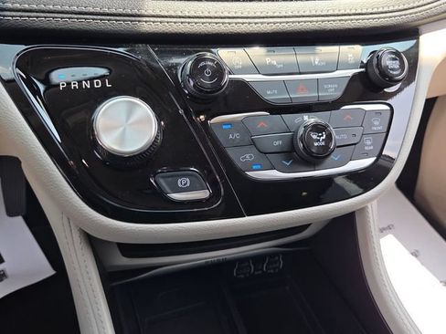 Used 2024 Chrysler Pacifica Limited FWD image 19