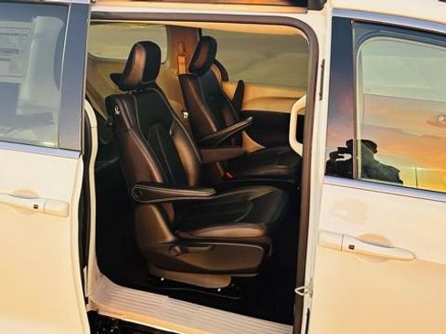 New 2023 Chrysler Pacifica Touring-L image 26