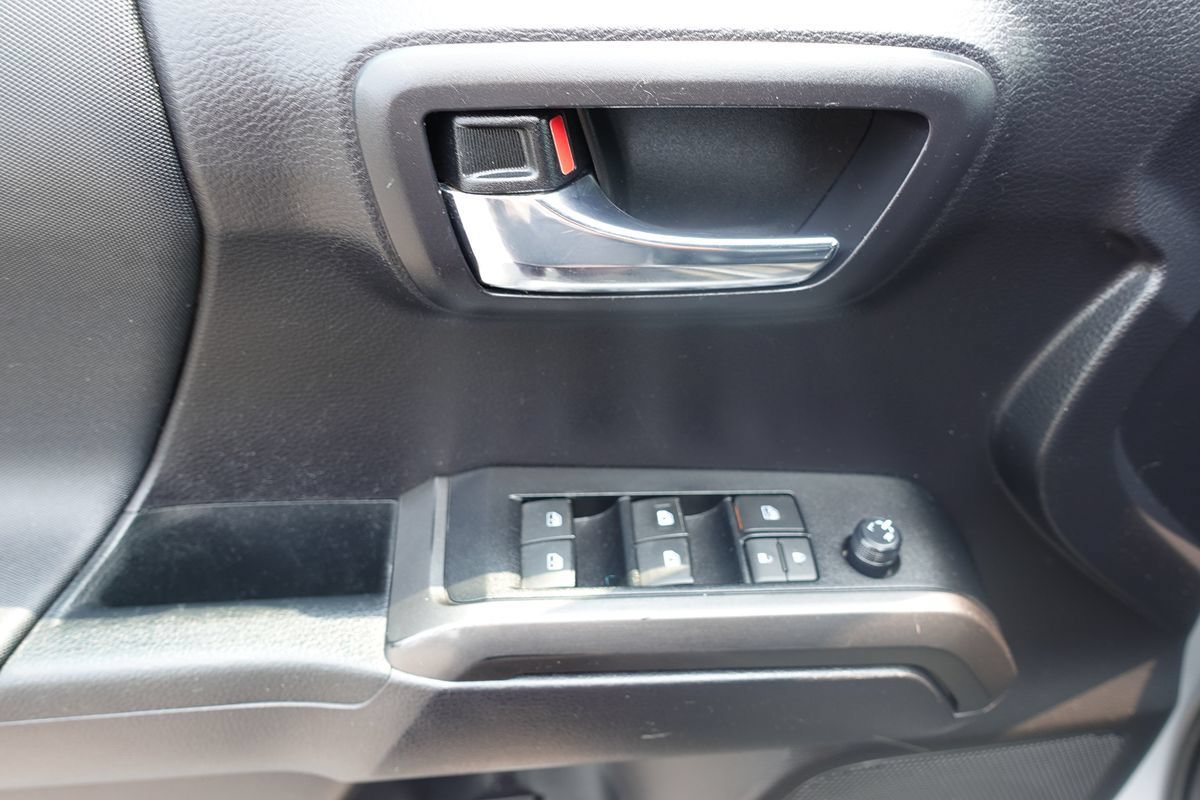 Used 2020 Toyota Tacoma TRD Off-Road AWD/4WD image 18