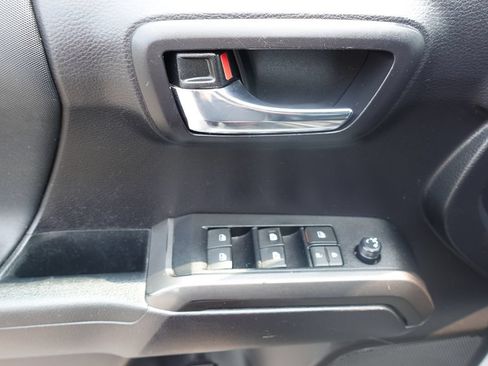 Used 2020 Toyota Tacoma TRD Off-Road AWD/4WD image 18