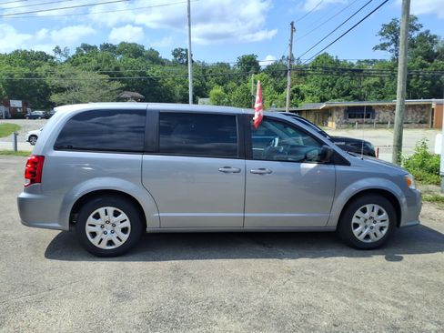 Used 2018 Dodge Grand Caravan SE w/ UConnect Hands-Free Group FWD image 2