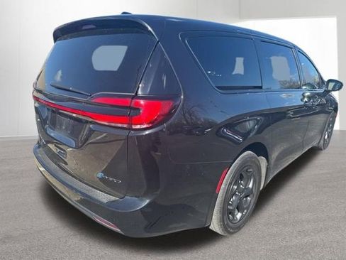 Used 2022 Chrysler Pacifica Touring-L w/ S Appearance Package image 4