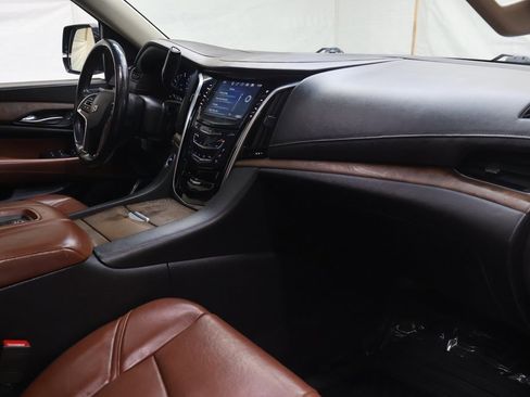 Used 2019 Cadillac Escalade ESV Luxury image 11