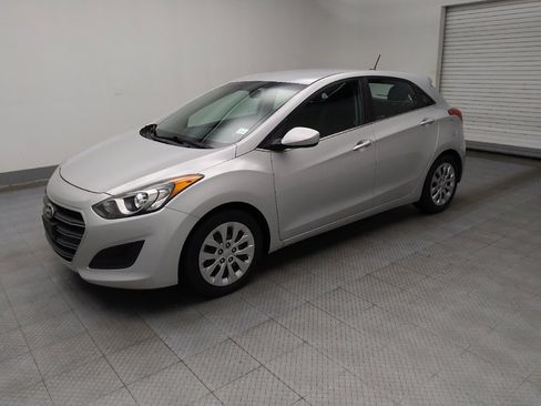 Used 2017 Hyundai Elantra GT image 2