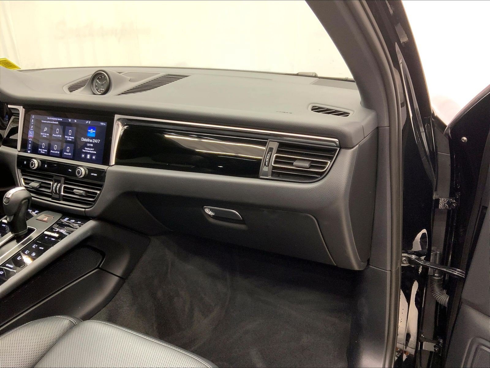 Certified 2023 Porsche Macan AWD/4WD image 22