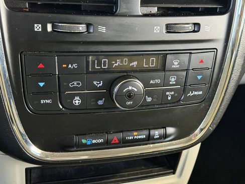 Used 2015 Chrysler Town & Country Touring w/ Driver Convenience Group FWD image 21