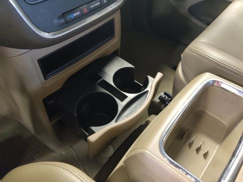 Used 2016 Chrysler Town & Country Touring FWD image 26