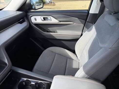 Used 2025 Ford Explorer Active AWD/4WD image 25