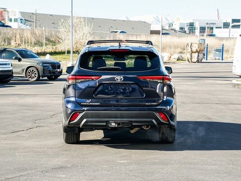 Used 2022 Toyota Highlander XLE image 6