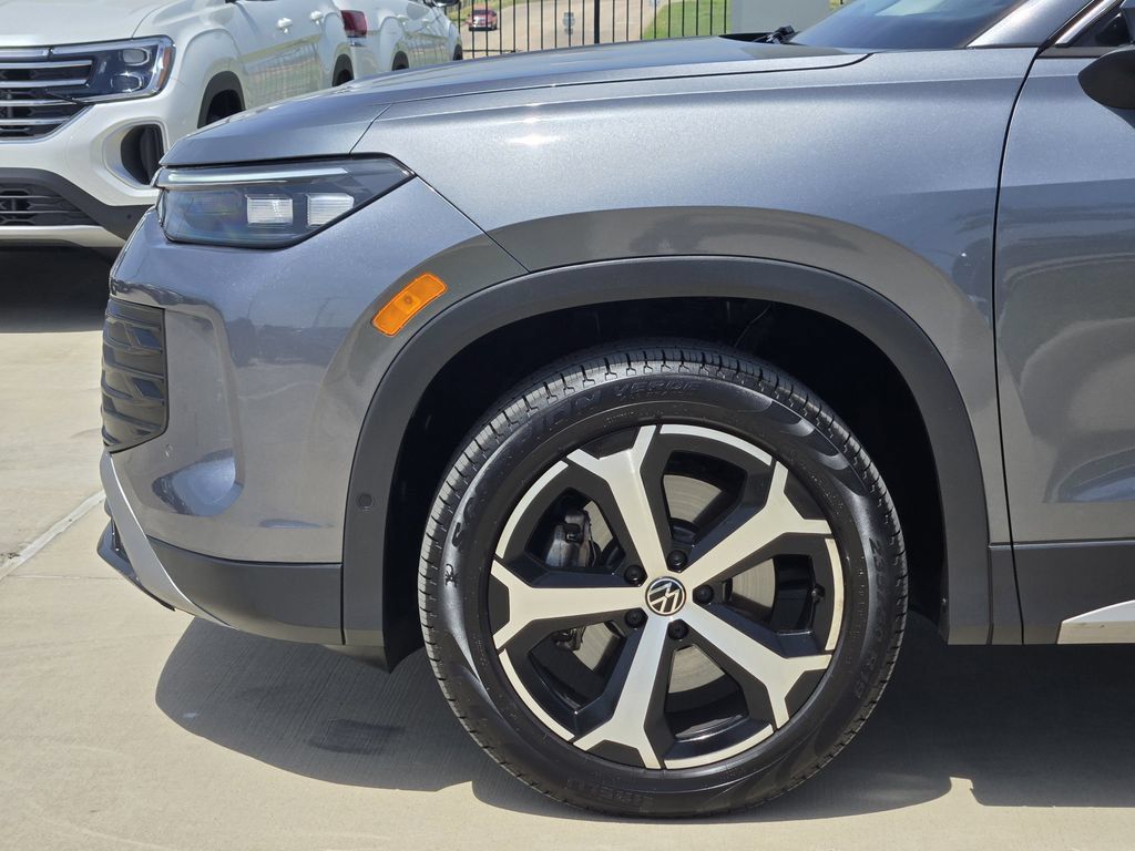 Used 2025 Volkswagen Tiguan SE AWD/4WD image 6