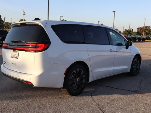 New 2026 Chrysler Pacifica Select image 5
