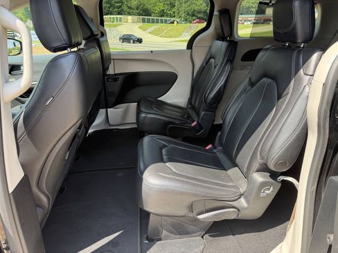 Used 2022 Chrysler Pacifica Touring-L FWD image 11