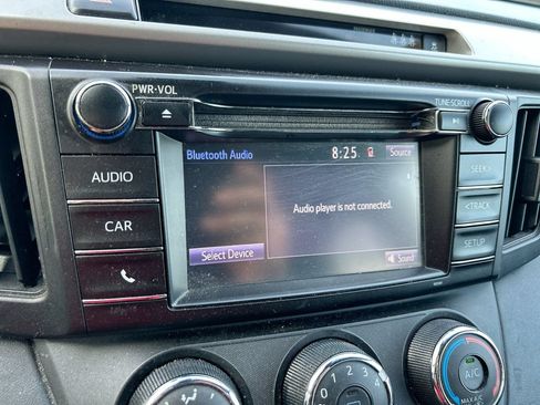 Used 2018 Toyota RAV4 LE FWD image 21
