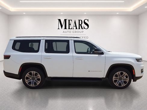 Used 2024 Jeep Wagoneer Series II w/ Flexible Seating Group RWD image 6