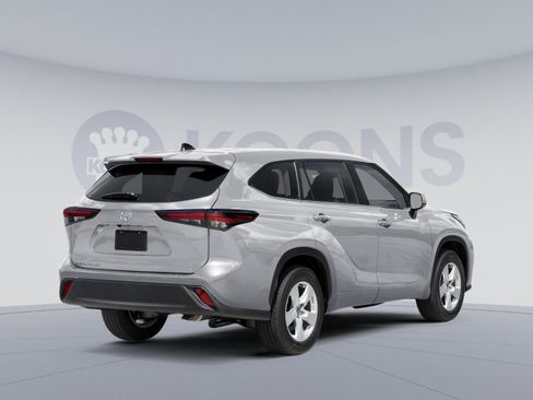 Used 2025 Toyota Highlander XLE AWD/4WD image 2