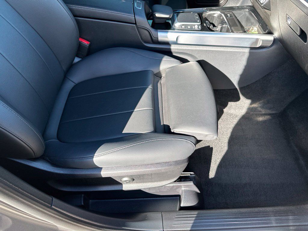 Used 2021 Mercedes-Benz GLB 250 4MATIC w/ Premium Package image 16